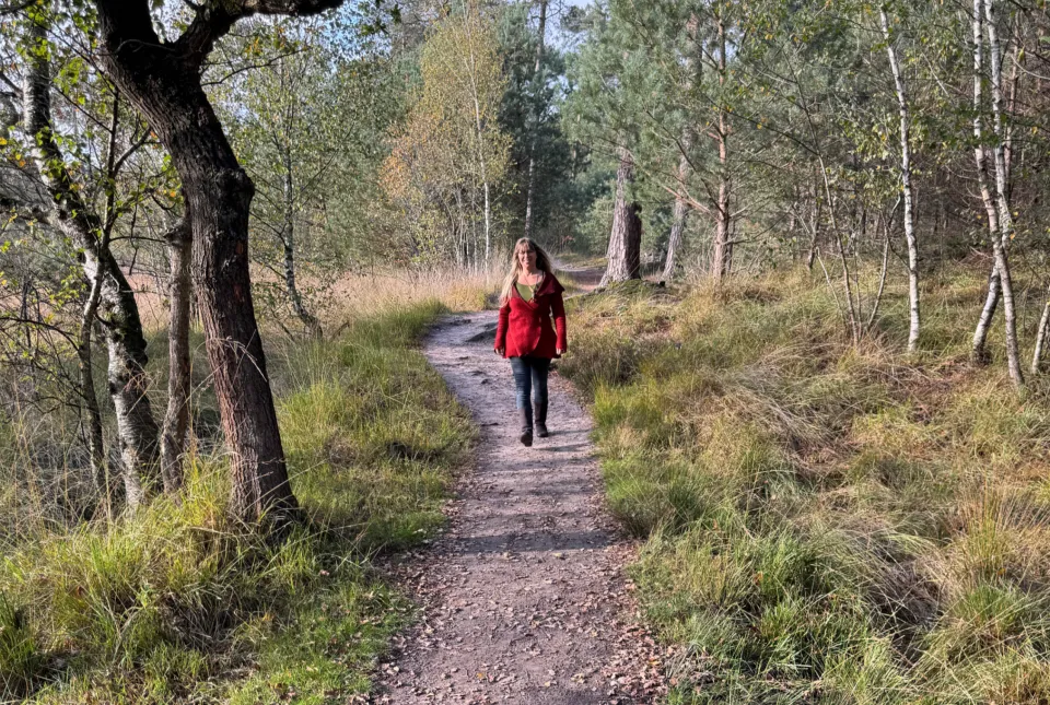 Femke Lemmens loopt over een bospad